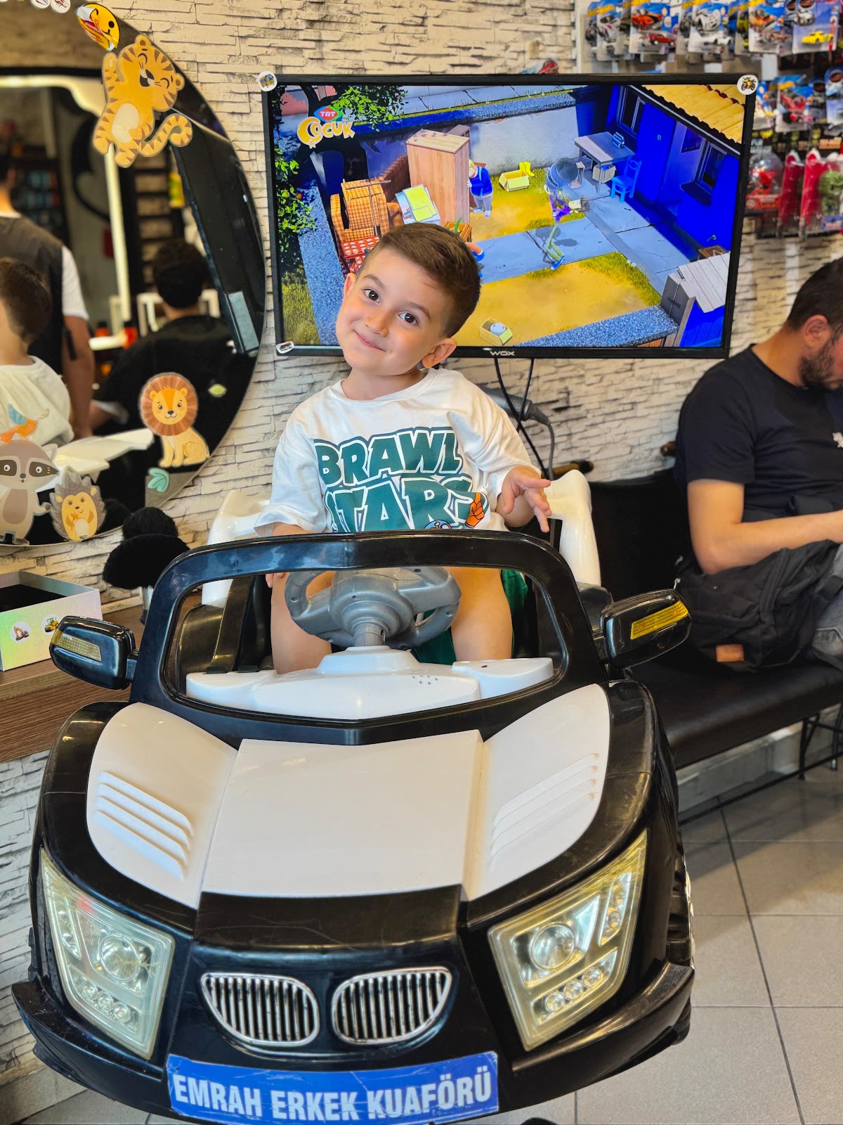 Kidsman’da arabalı koltukta saç kesimi yapan çocuk